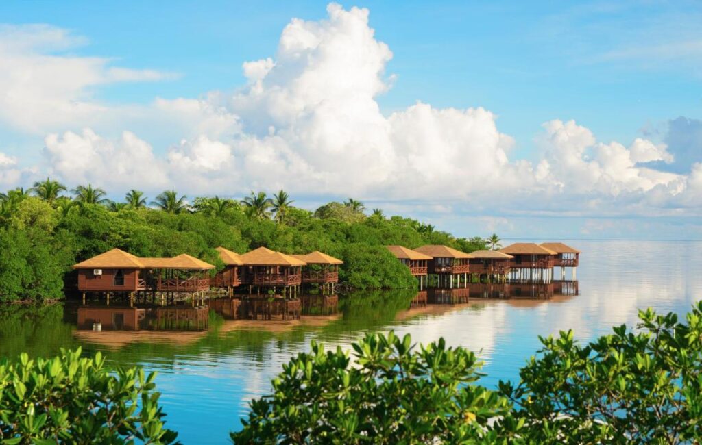 The 6 Best All Inclusive Resorts in Roatan, Honduras (Updated February ...