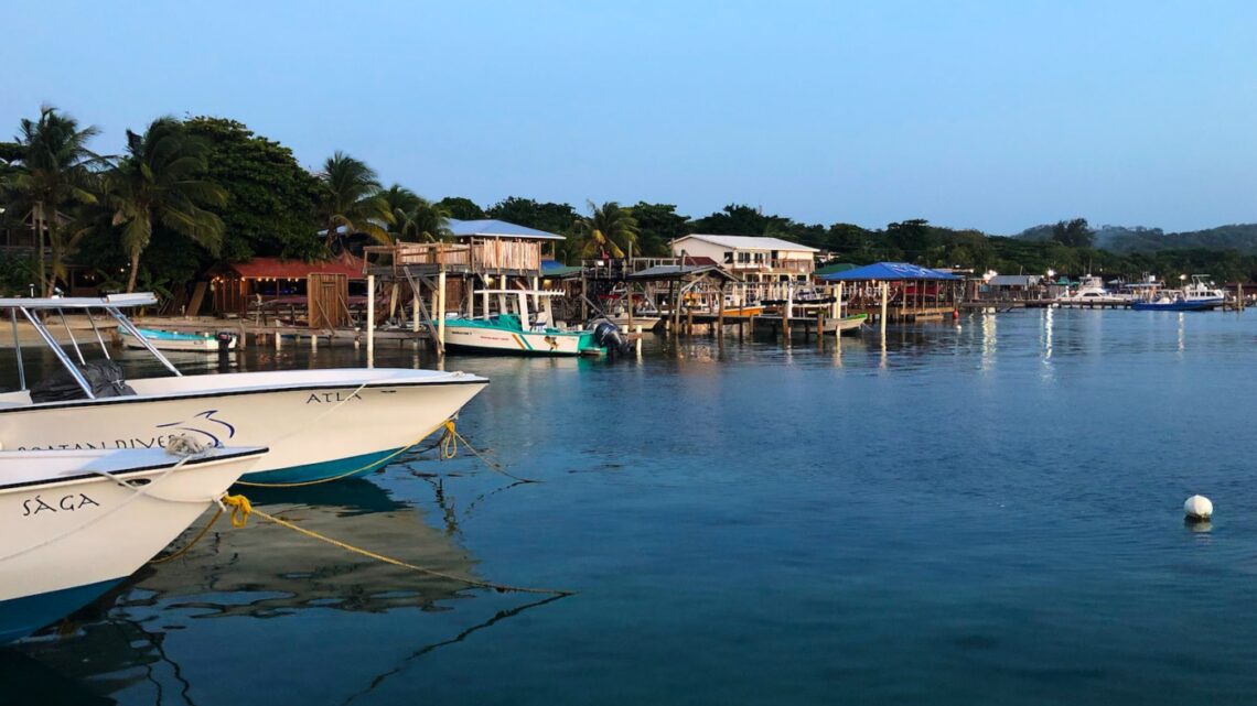 what language is spoken in roatan